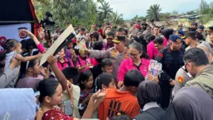 Kapolri Jenderal Listyo Sigit Prabowo Tinjau Pengungsian Korban Banjir di Aceh Tamiang, Distribusikan Bantuan