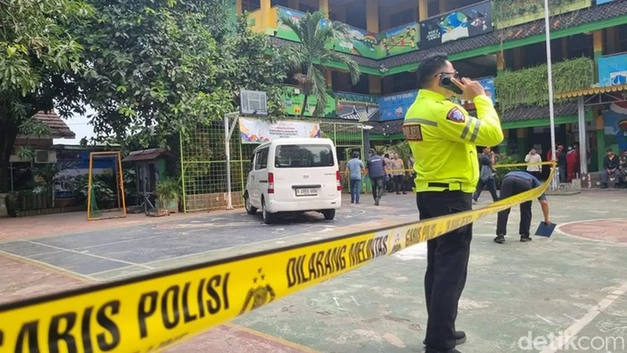 Mobil MBG Tabrak Siswa SDN Kalibaru 01 Cilincing, Lapangan Sekolah Dipasangi Garis Polisi