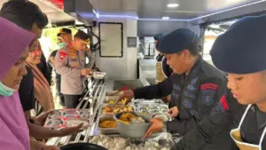 Kapolri Jenderal Listyo Sigit Tinjau Pengungsian Aceh Tamiang, Polri Siapkan Dapur Lapangan dan Trauma Healing