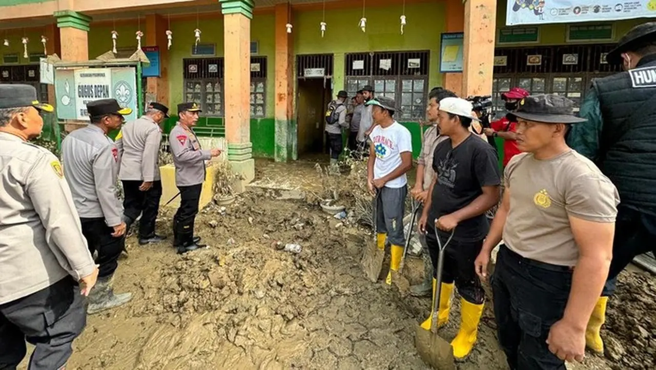 Kapolri Jenderal Listyo Sigit Prabowo Tinjau Pembersihan Masjid dan Sekolah Terdampak Banjir Aceh Tamiang