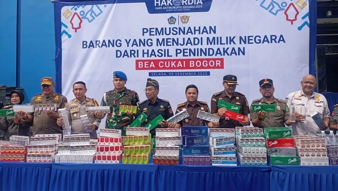 Jutaan Rokok Ilegal dan Pakaian Sitaan Dimusnahkan Bea Cukai Bogor