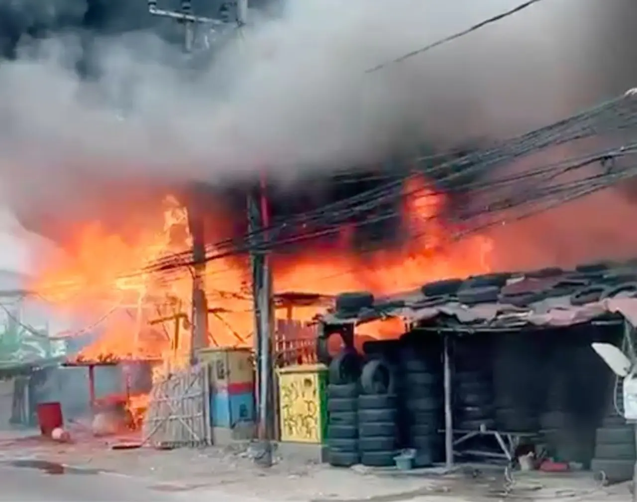 Gudang Alat Berat di Kalideres Terbakar Hebat, Asap Hitam Tebal Membubung Tinggi