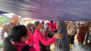 Ketum Bhayangkari Beri Dukungan Emosional dan Bantuan di Pengungsian Aceh Tamiang