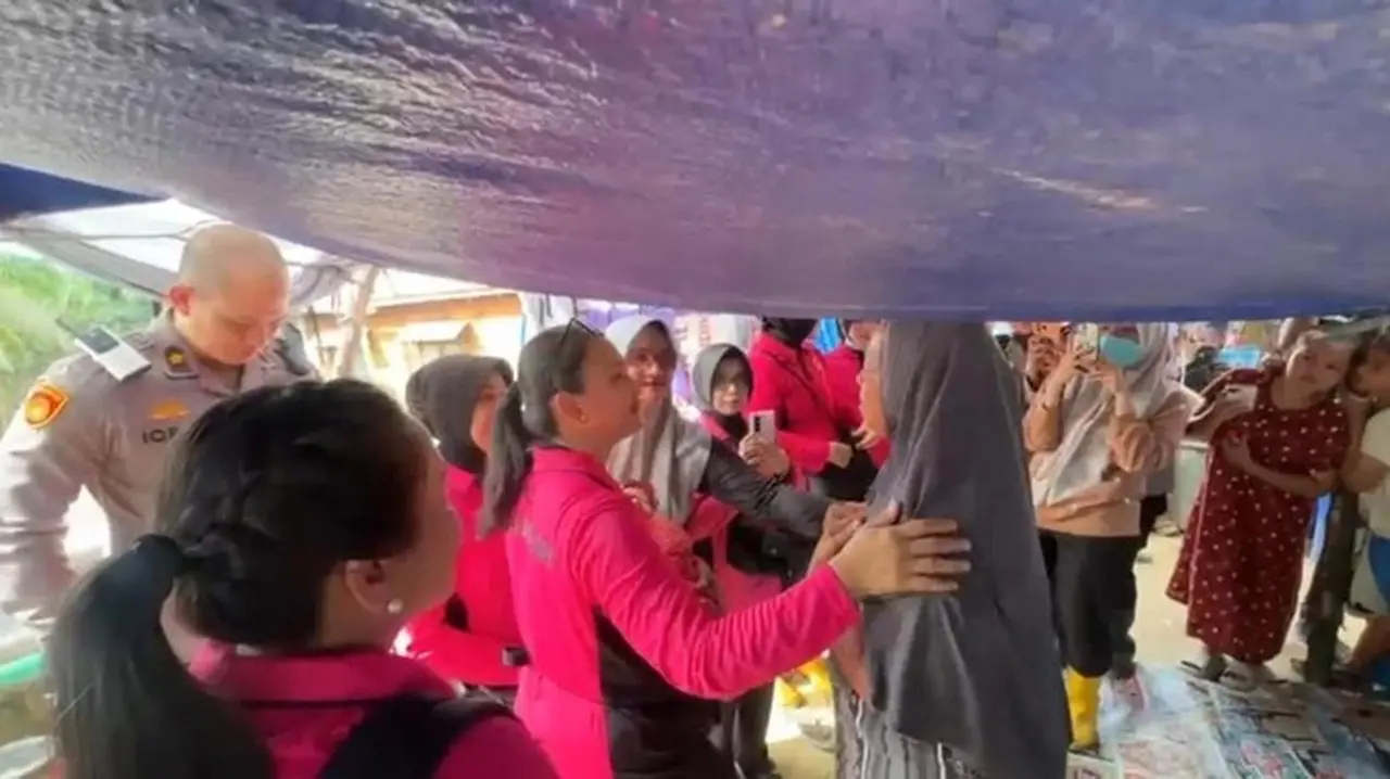 Ketum Bhayangkari Beri Dukungan Emosional dan Bantuan di Pengungsian Aceh Tamiang