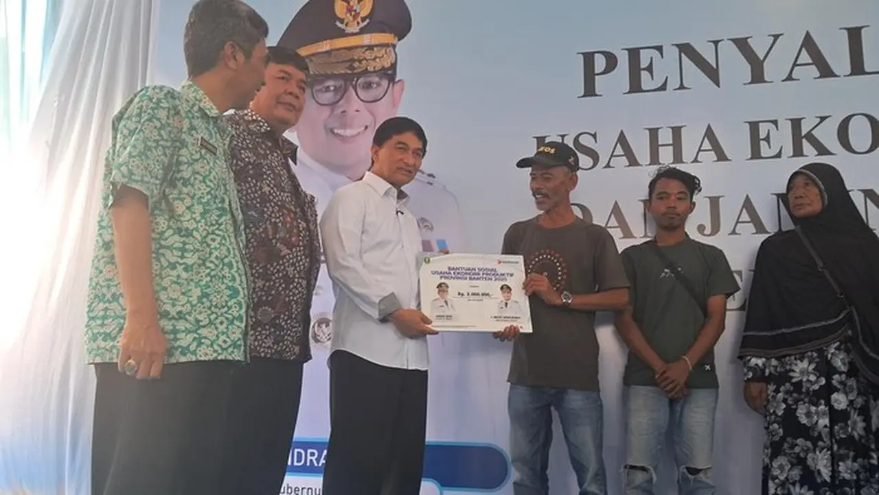 Wagub Banten Ingatkan Penerima Bansos UEP: Jangan Beli HP, Gunakan untuk Modal Usaha Wagub Banten Ingatkan Penerima Bansos UEP: Jangan Beli HP, Gunakan untuk Modal Usaha