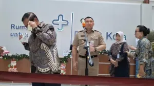 Gubernur DKI Jakarta Pramono Anung Menitikkan Air Mata Usai Jenguk Siswa Korban Tabrak Mobil MBG