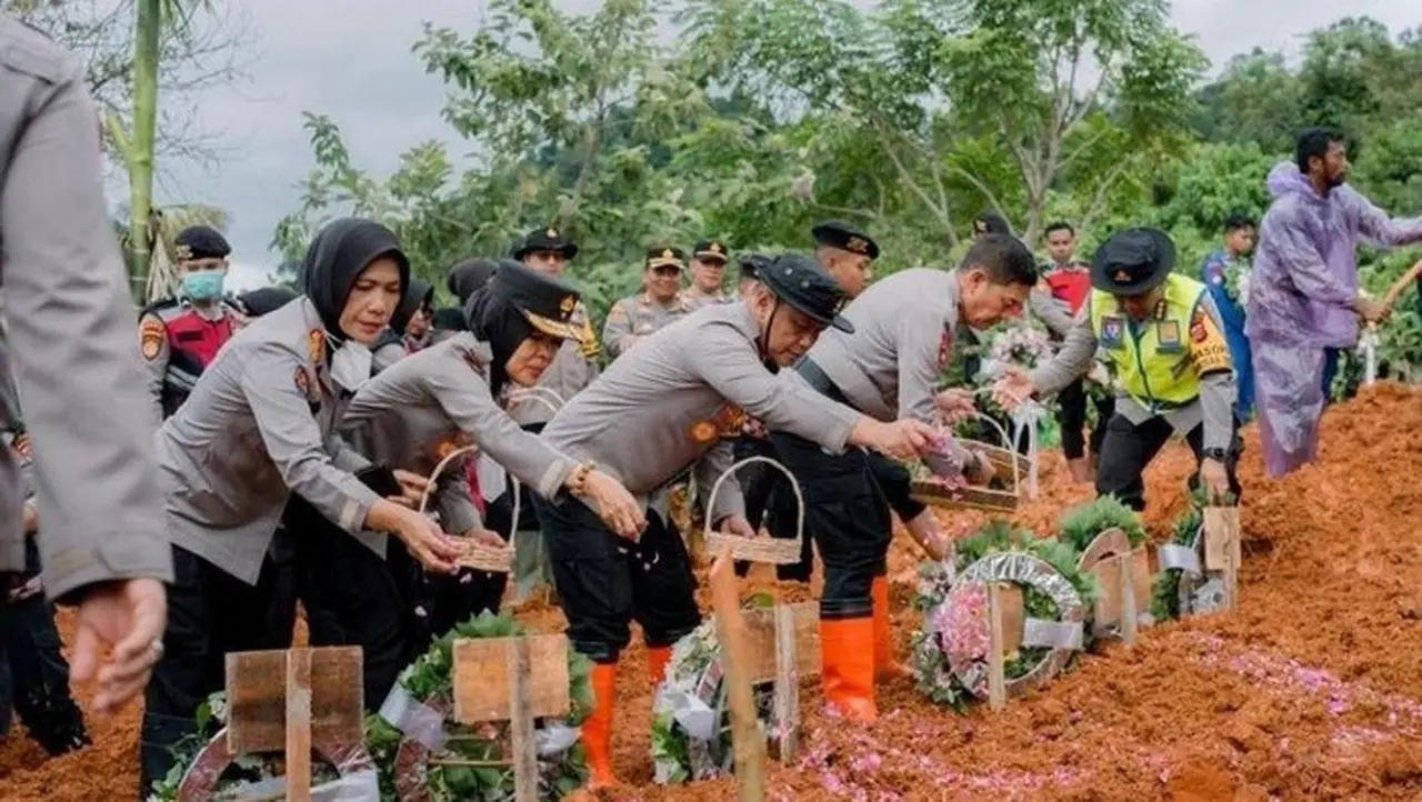 Kapolda Sumbar Pimpin Salat Jenazah 24 Korban Bencana, Pastikan Polri Kawal Pemulihan