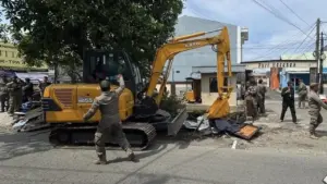 Satpol PP Depok Tertibkan 59 PKL dan Bangunan Liar di Bantaran Kali Licin