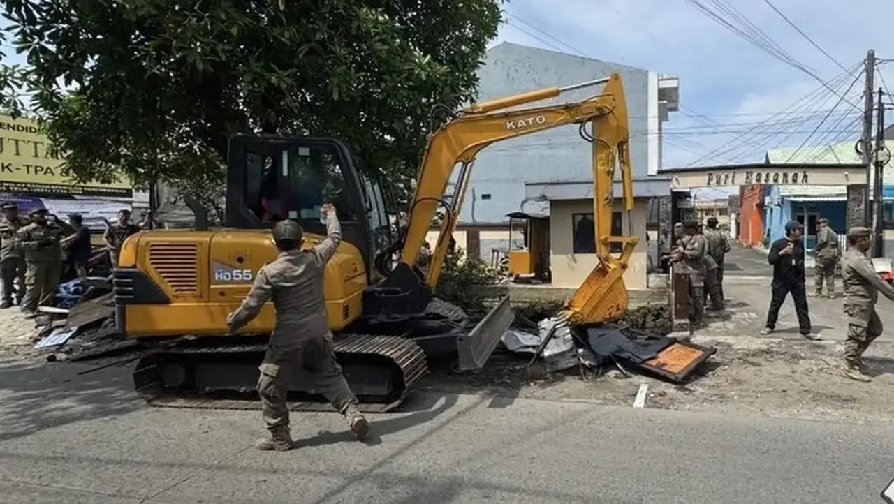 Satpol PP Depok Tertibkan 59 PKL dan Bangunan Liar di Bantaran Kali Licin
