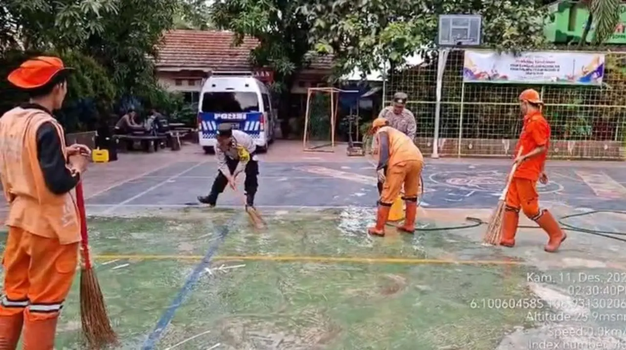 Pasca Kecelakaan Maut, Polisi dan PPSU Bersihkan Lapangan SDN Cilincing, Trauma Healing Dimulai