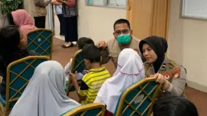 Polisi Berikan Pendampingan Psikologis Korban Kecelakaan Mobil MBG di SDN Kalibaru Jakarta Utara
