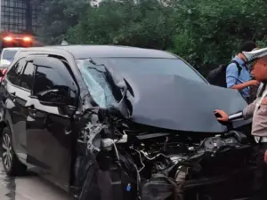 Avanza Ringsek Parah Usai Adu Banteng dengan Dua Truk di Tol Jagorawi