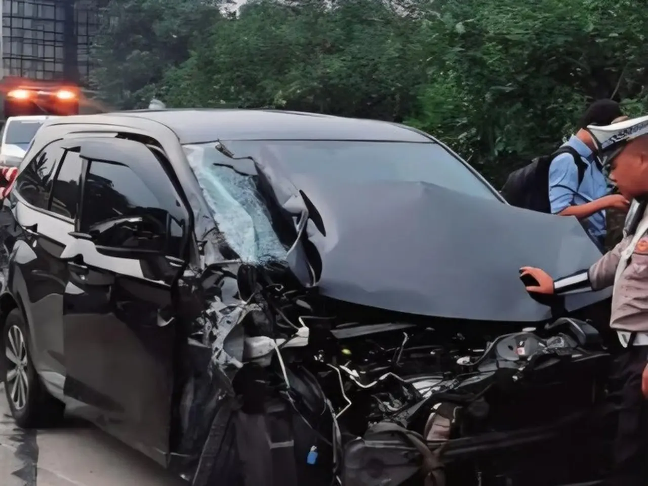 Avanza Ringsek Parah Usai Adu Banteng dengan Dua Truk di Tol Jagorawi