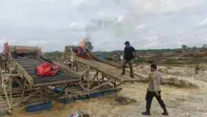 Polda Riau Sita dan Musnahkan 15 Rakit Tambang Emas Ilegal di Kuansing
