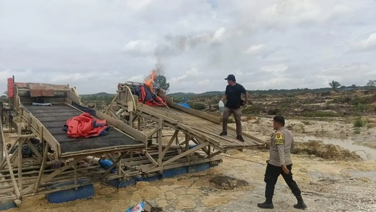 Polda Riau Sita dan Musnahkan 15 Rakit Tambang Emas Ilegal di Kuansing