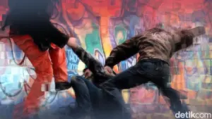 Pengeroyokan ‘Matel’ di Kalibata Berujung Maut, Warung dan Motor Dibakar Massa