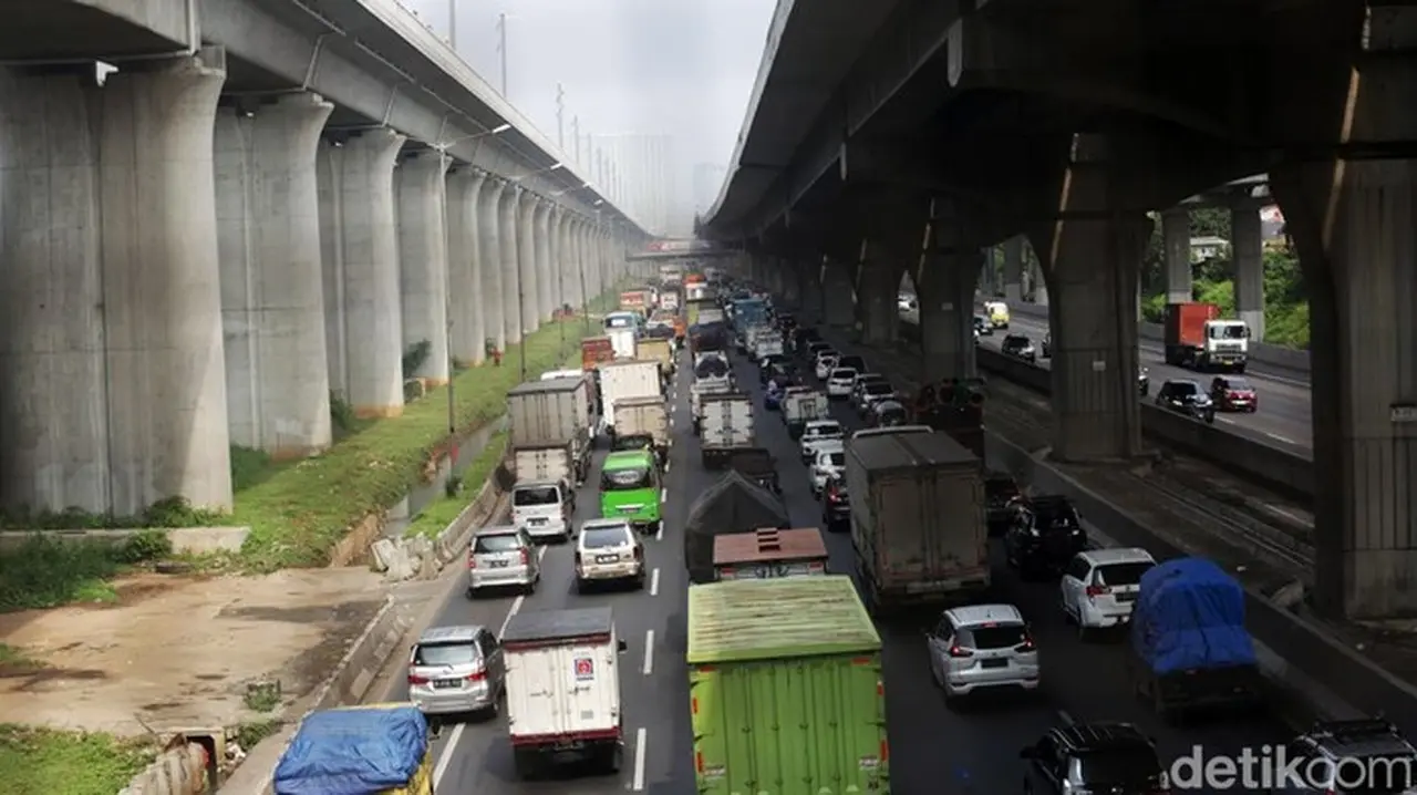 Truk Gangguan di Tol Japek Km 12 Picu Macet 4 Km Arah Jakarta Truk Gangguan di Tol Japek Km 12 Picu Macet 4 Km Arah Jakarta