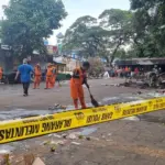 Pasca Kericuhan ‘Matel’ Tewas, Sisa Kebakaran di Kalibata Dibersihkan Petugas
