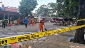 Pasca Kericuhan ‘Matel’ Tewas, Sisa Kebakaran di Kalibata Dibersihkan Petugas