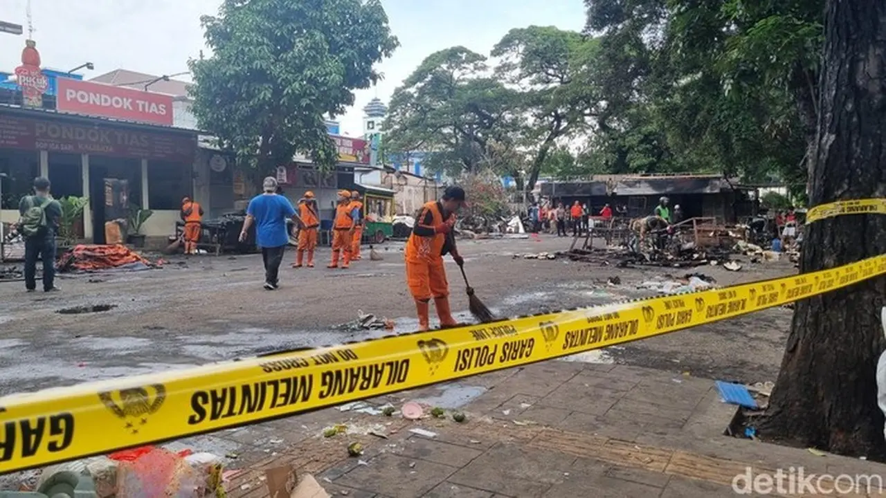 Pasca Kericuhan ‘Matel’ Tewas, Sisa Kebakaran di Kalibata Dibersihkan Petugas