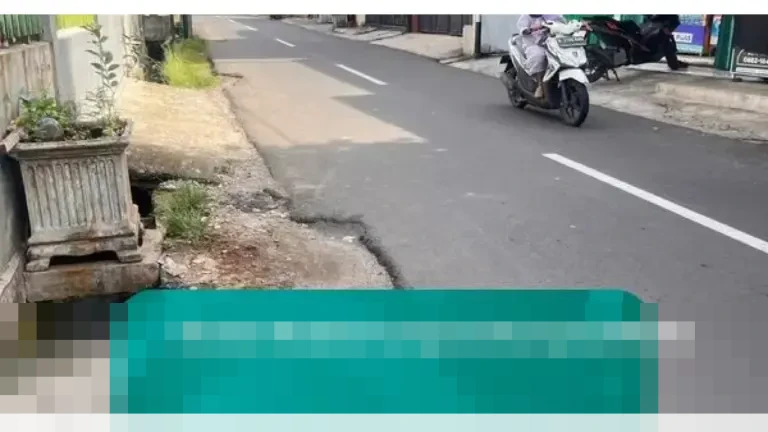 Jalan Rusak Bekas Galian di Duren Sawit Ancam Keselamatan Pengendara, Warga Desak Perbaikan