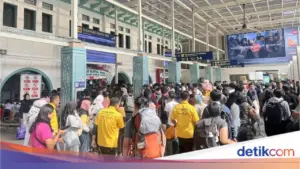 Jelang Natal 2025, Porter Stasiun Senen Raup Penghasilan Lebih dari Rp 150 Ribu per Hari