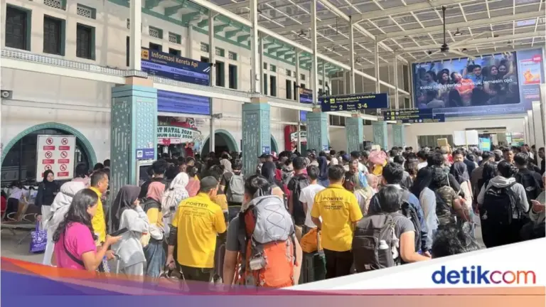 Jelang Natal 2025, Porter Stasiun Senen Raup Penghasilan Lebih dari Rp 150 Ribu per Hari Jelang Natal 2025, Porter Stasiun Senen Raup Penghasilan Lebih dari Rp 150 Ribu per Hari