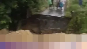 Jembatan Penghubung Desa di Tanah Laut Putus Diterjang Banjir, Satu Warga Tewas