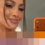 Jennifer Lopez Ungkap Alasan di Balik Selfie Natal yang Dituding Editan Berlebihan oleh Netizen