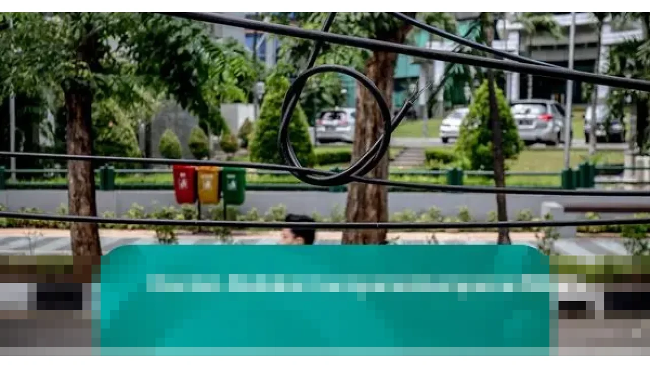 Kabel Utilitas Semrawut di Kuningan Barat Jakarta Selatan, Potensi Bahaya Intai Pejalan Kaki