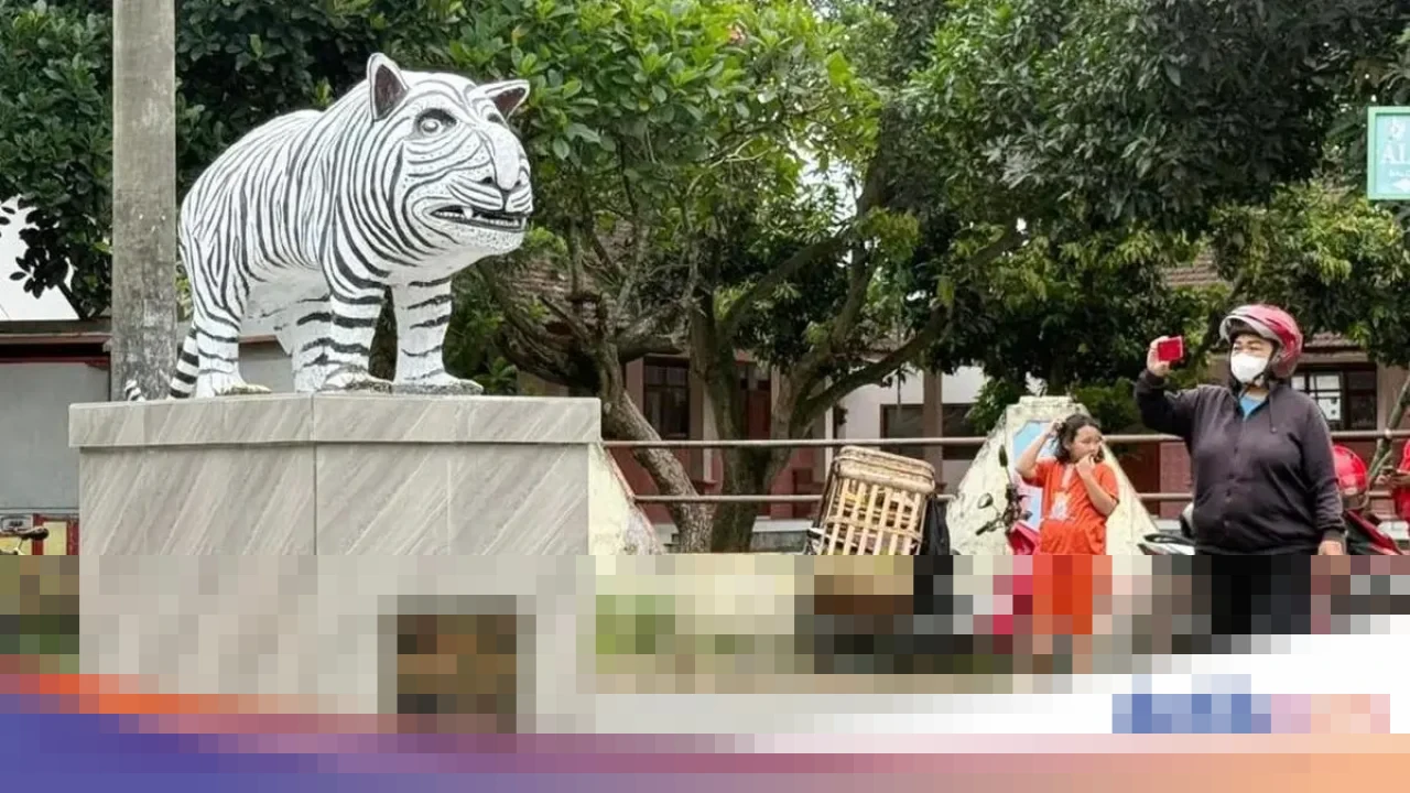 Kades Balongjeruk Safi’i Tegaskan: “Patung Macan Putih Viral Dibangun Pakai Dana Pribadi”