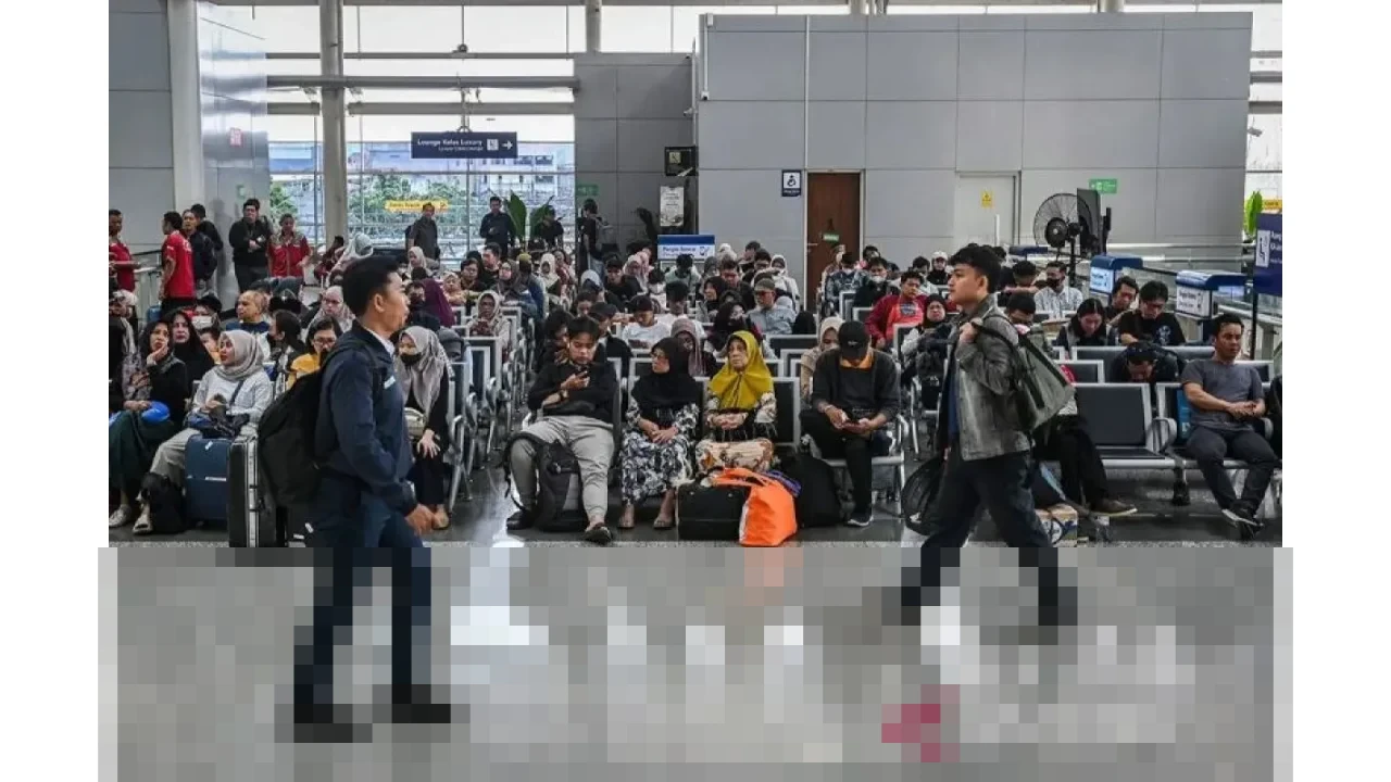 KAI: 46.207 Penumpang Kereta Api Tinggalkan Jakarta pada Minggu, Stasiun Gambir dan Pasar Senen Padat KAI: 46.207 Penumpang Kereta Api Tinggalkan Jakarta pada Minggu, Stasiun Gambir dan Pasar Senen Padat