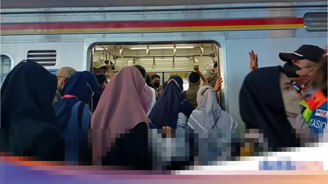 KAI Commuter Peringatkan Penumpang Liburan Hindari Jam Sibuk KRL Akibat Kepadatan