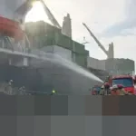 Kapal Kontainer Verizon Dilalap Api di Pelabuhan Tanjung Perak Surabaya, Belasan Unit Damkar Dikerahkan