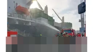 Kapal Kontainer Verizon Dilalap Api di Pelabuhan Tanjung Perak Surabaya, Belasan Unit Damkar Dikerahkan