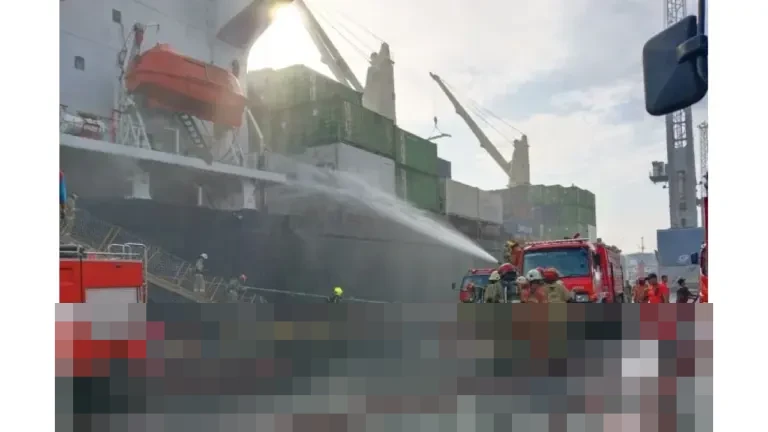 Kapal Kontainer Verizon Dilalap Api di Pelabuhan Tanjung Perak Surabaya, Belasan Unit Damkar Dikerahkan
