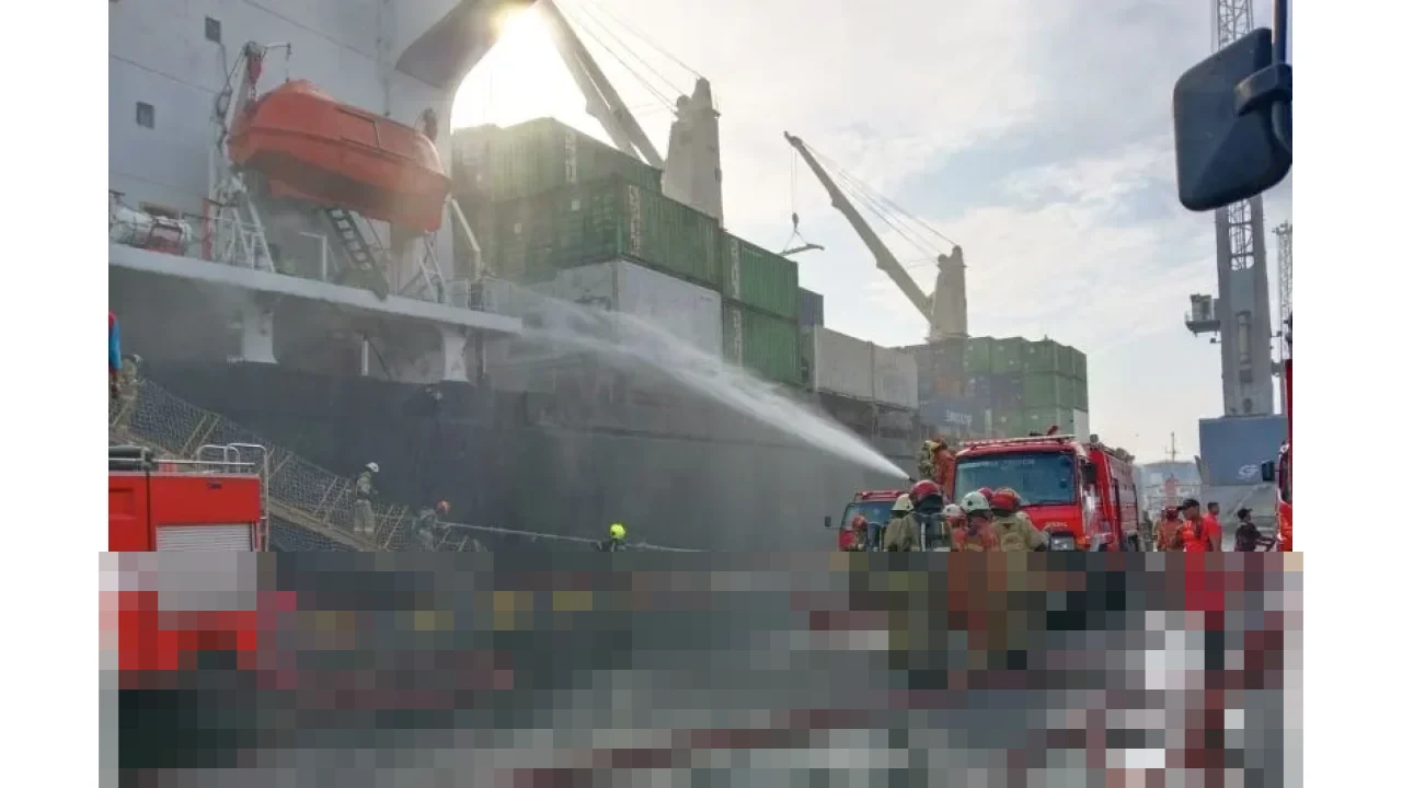 Kapal Kontainer Verizon Dilalap Api di Pelabuhan Tanjung Perak Surabaya, Belasan Unit Damkar Dikerahkan