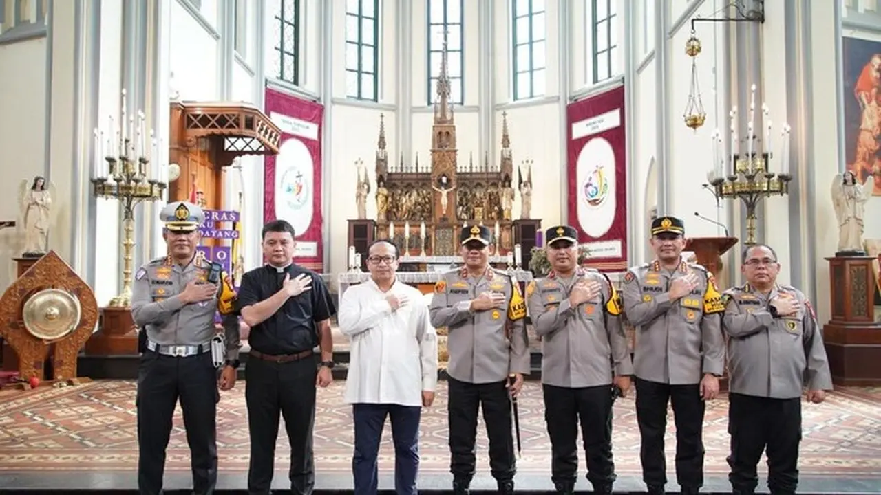 Kapolda Metro Jaya Pastikan Pengamanan Natal 2025 di Gereja Katedral dan Immanuel Berjalan Aman