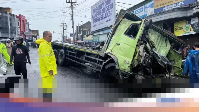 Kapolres Wonosobo: “Truk Tronton Rem Blong Tabrak Tugu di Kertek, Lima Orang Luka Ringan” Kapolres Wonosobo: “Truk Tronton Rem Blong Tabrak Tugu di Kertek, Lima Orang Luka Ringan”