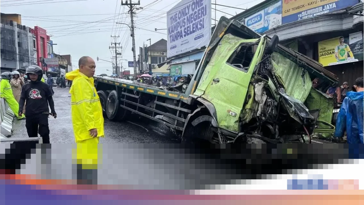 Kapolres Wonosobo: “Truk Tronton Rem Blong Tabrak Tugu di Kertek, Lima Orang Luka Ringan”