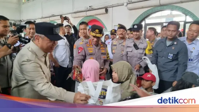 Kapolri Tinjau Kesiapan Stasiun Pasar Senen Jelang Puncak Arus Mudik Nataru 2025
