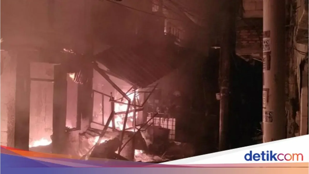 Kebakaran Hebat Landa Delapan Rumah di Permukiman Padat Grogol Petamburan Jakbar