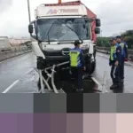 Kecelakaan Truk di Tol Pulomas: Pembatas Jalan 76 Meter Rusak, Lalin Tersendat