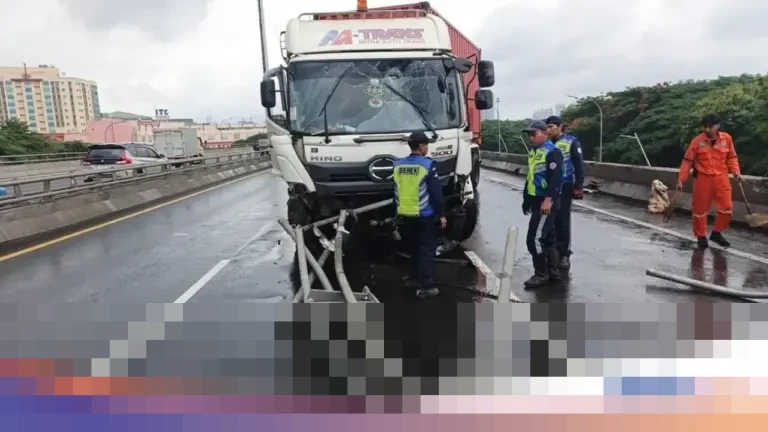 Kecelakaan Truk di Tol Pulomas: Pembatas Jalan 76 Meter Rusak, Lalin Tersendat Kecelakaan Truk di Tol Pulomas: Pembatas Jalan 76 Meter Rusak, Lalin Tersendat