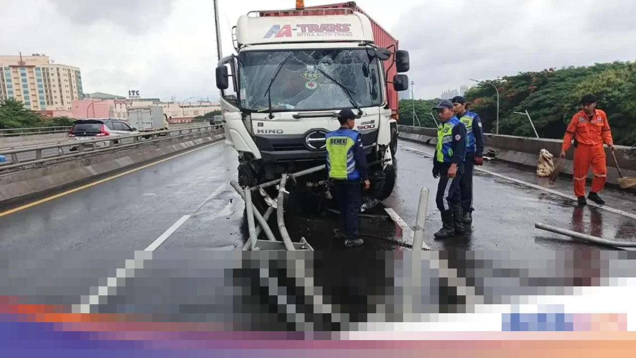 Kecelakaan Truk di Tol Pulomas: Pembatas Jalan 76 Meter Rusak, Lalin Tersendat