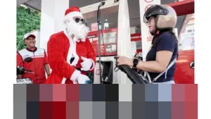 Keceriaan Natal di SPBU Manado: Pertamina Hadirkan Sinterklas, Pelanggan Terkejut dan Bahagia