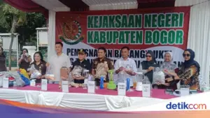 Kejari Kabupaten Bogor Musnahkan 100 Perkara Barang Bukti, dari Narkoba hingga Kosmetik Ilegal