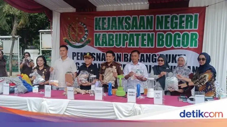 Kejari Kabupaten Bogor Musnahkan 100 Perkara Barang Bukti, dari Narkoba hingga Kosmetik Ilegal