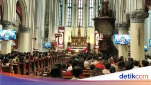 Ketenangan di Usia Senja: Jemaat Lansia Rasakan Kekhidmatan Misa Natal Khusus di Katedral Jakarta