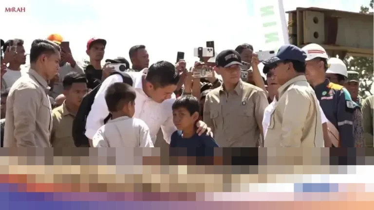 Kisah di Balik Tas Ransel Seskab Teddy Indra Wijaya: Rubik Jadi Penghibur Anak Korban Bencana Kisah di Balik Tas Ransel Seskab Teddy Indra Wijaya: Rubik Jadi Penghibur Anak Korban Bencana